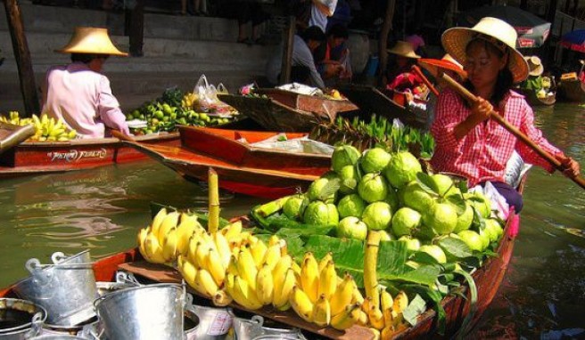 Die Floating Markets rund um Bangkok sind farbenfroh und voller Leben.